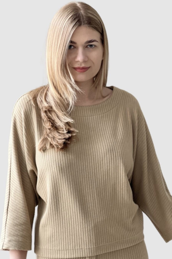 Švelniai rusvos spalvos megztinis