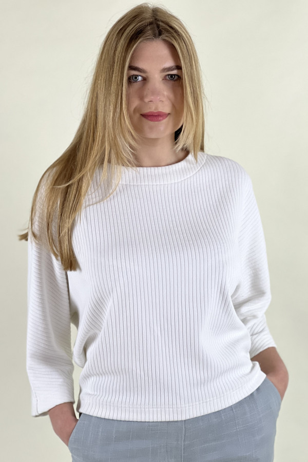 Baltos spalvos megztinis