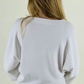 Baltos spalvos megztinis