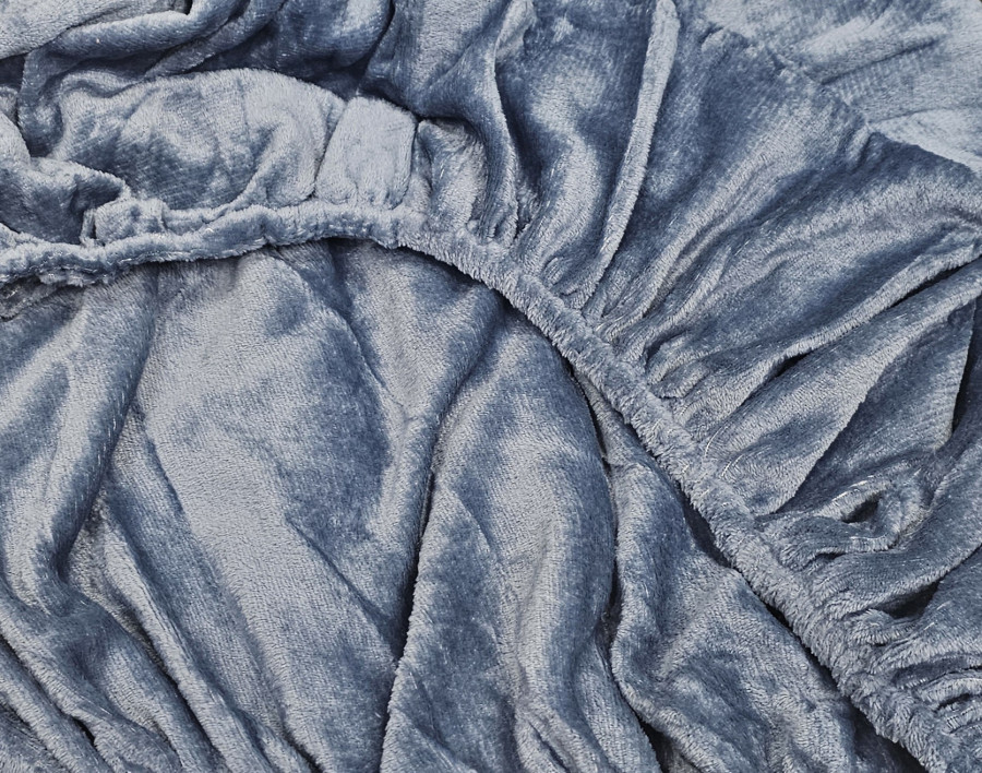 Pliušinė paklodė su guma (gesinta mėlyna spalva)