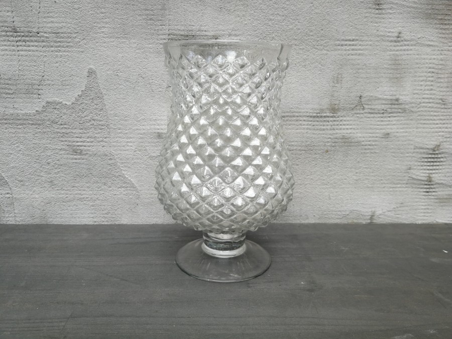 Raižyto stiklo vaza ant kojelės (Vz-10)