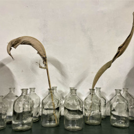 Storo stiklo buteliukas- vazelė (Vv-26)