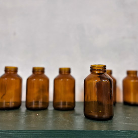 Rudo stiklo buteliukai- vazelės (Vv-27)